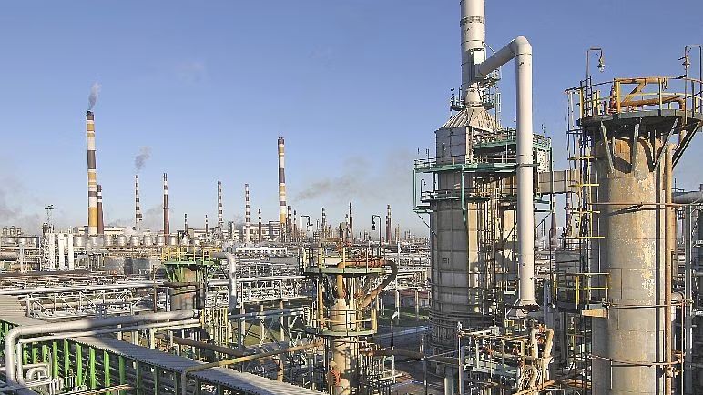 Ukrajinci zaútočili na jednu z největších ropných rafinérií v Rusku